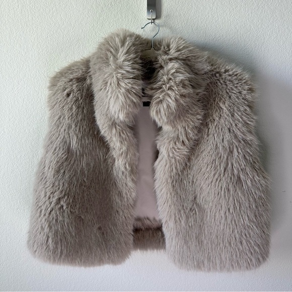 ALO YOGA Opulent Faux Fur Cropped Vest in Oat Beige SZ L - Picture 5 of 11